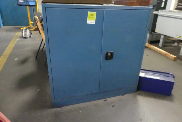 Metallschrank, ohne Inhalt Maße in cm ca. 100 x 50 x 100